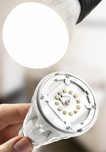 Blick in LED-Lampe mit einzelnen LED